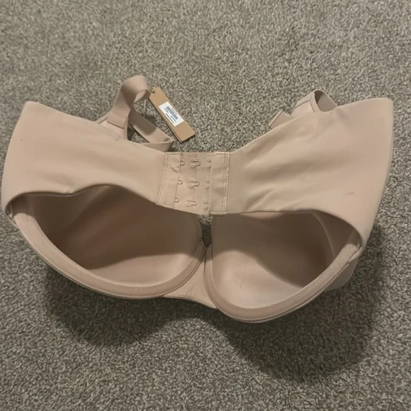 Skims Fits Everybody T-Shirt Bra - Picture 6 of 8